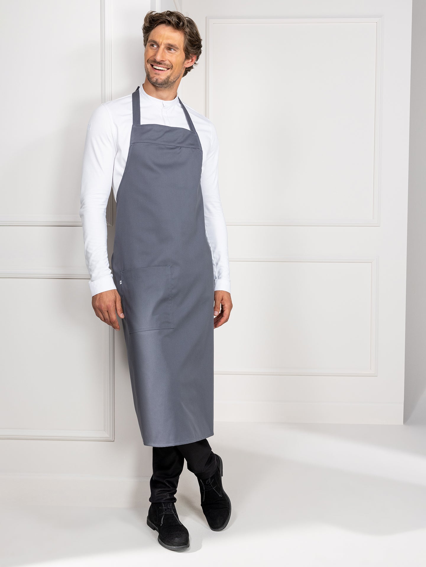 Extrabreite Latzschürze 1070 Peter nimbus grey von Le Nouveau Chef bei workers friend bestellen