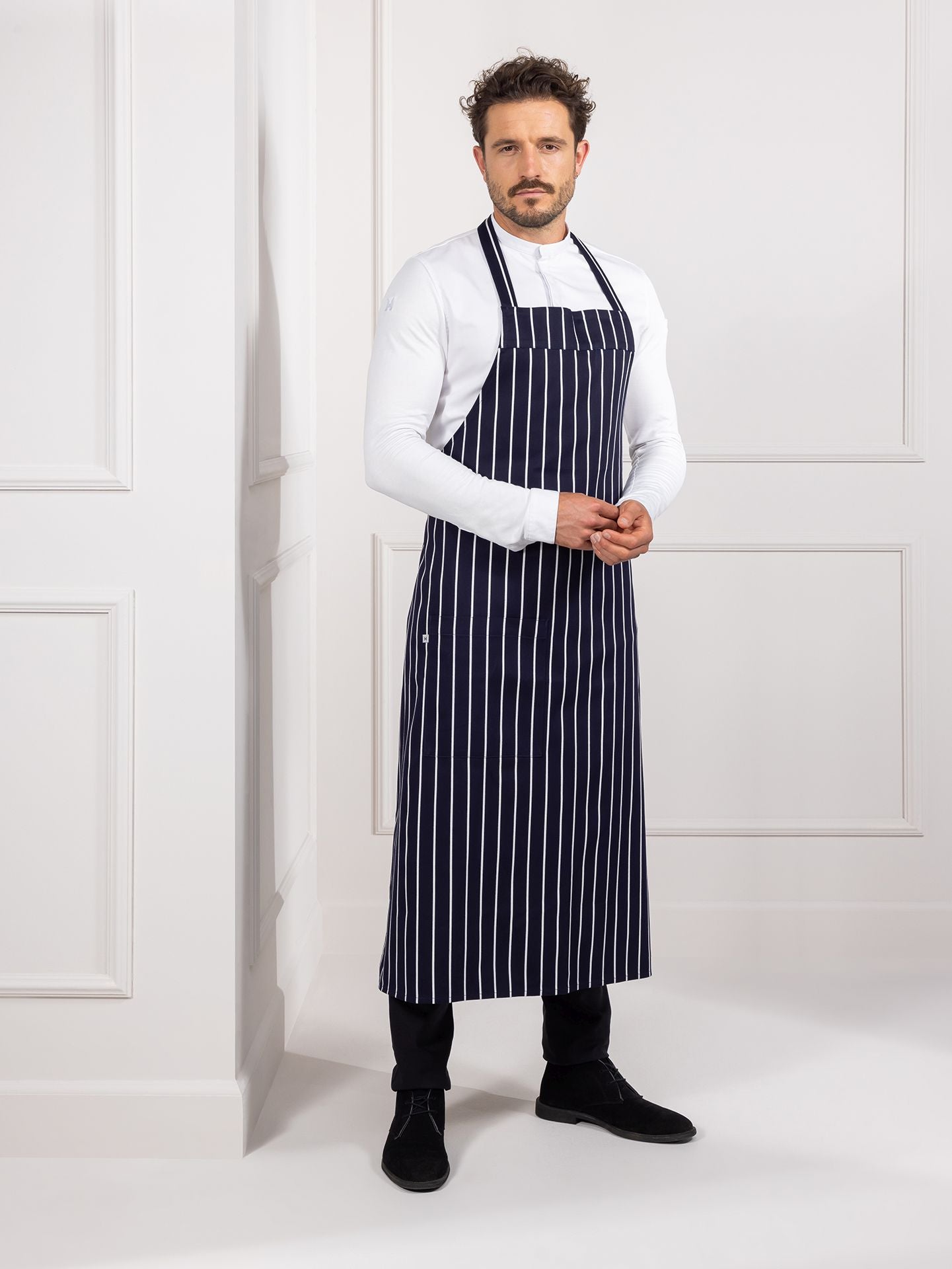Extrabreite Latzschürze 1070 Peter Butcherstripe von Le Nouveau Chef bei workers friend bestellen