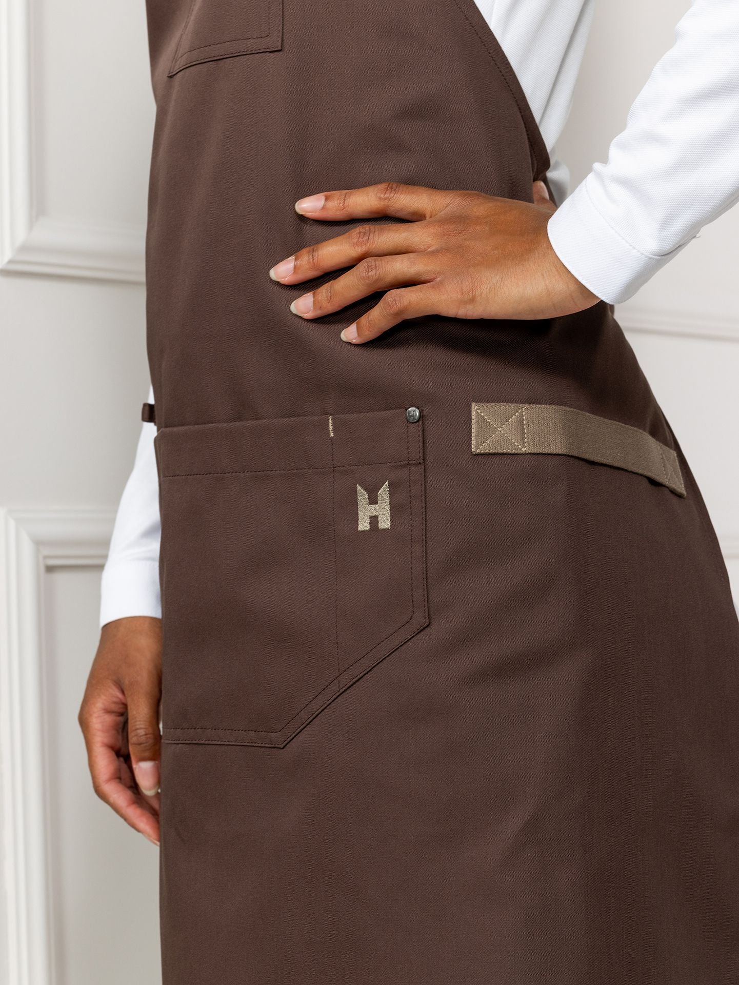 Latzschürze 1066 Seattle choclate mit Taschen von Le Nouveau Chef bei workers friend bestellen