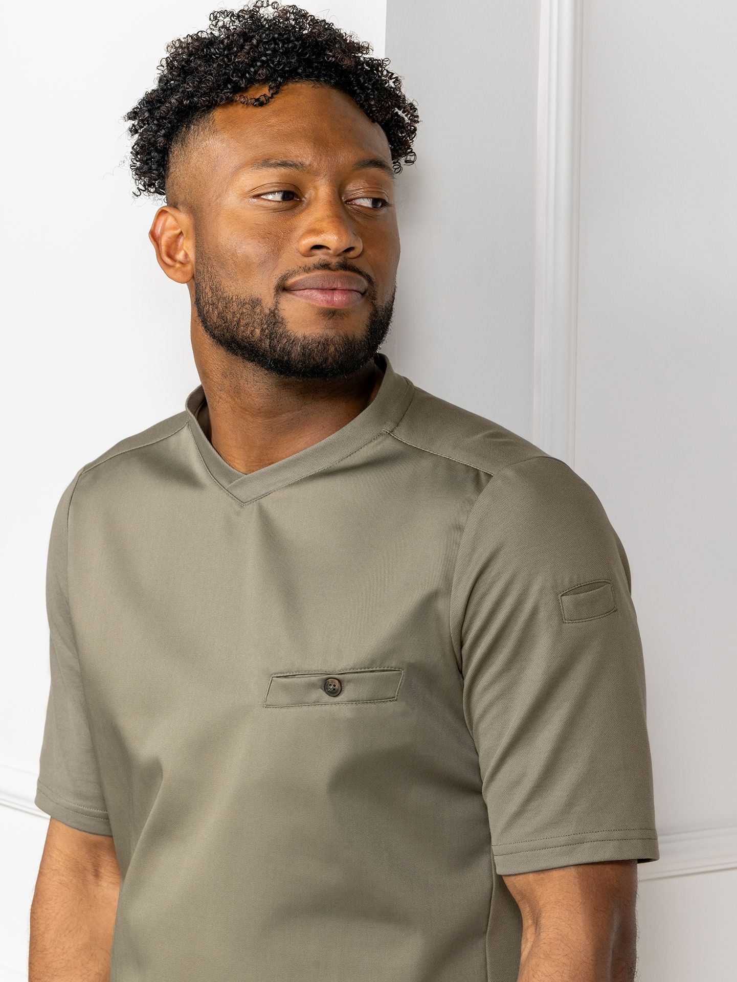 Edles Gastro Shirt Ferre 8001 olivette von Le Nouveau Cehr bei workers friend bestellen