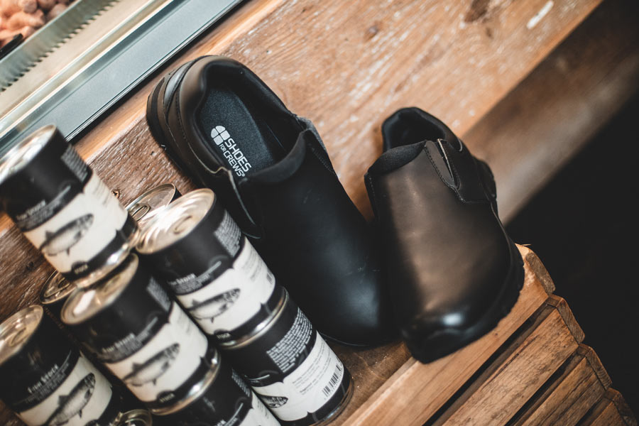 Sportlicher Herren Slipper Cater OB für die Gastro von Shoes for Crews